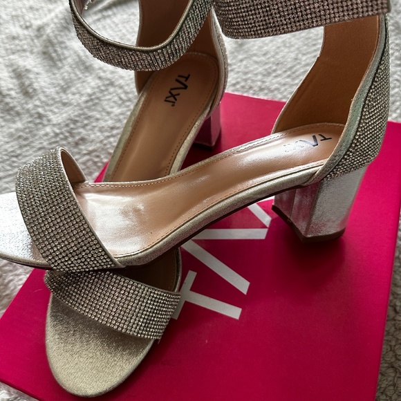 Elegant Silver Women's Sandals - Picture 5 of 11